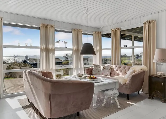 2 Bedroom Cozy In Holiday home